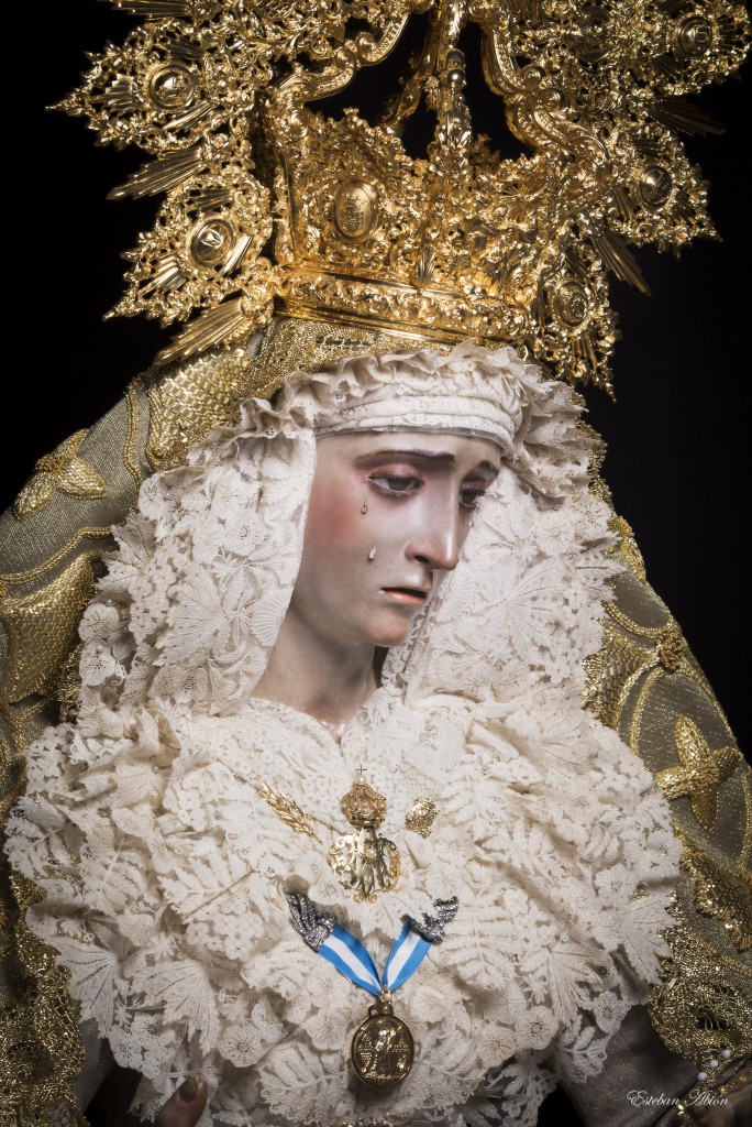 Nuestra Señora de la Esperanza Coronada con corona, encajes blancos y manto, en una fotografía de busto